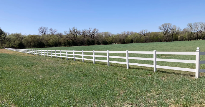 Why locals trust a Hutchinson vinyl fence company for lasting value