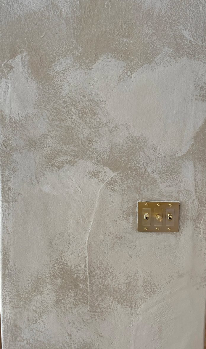 A Fresh Look: Tadelakt and Roman Clay Talk for Soothing Bathrooms in LA